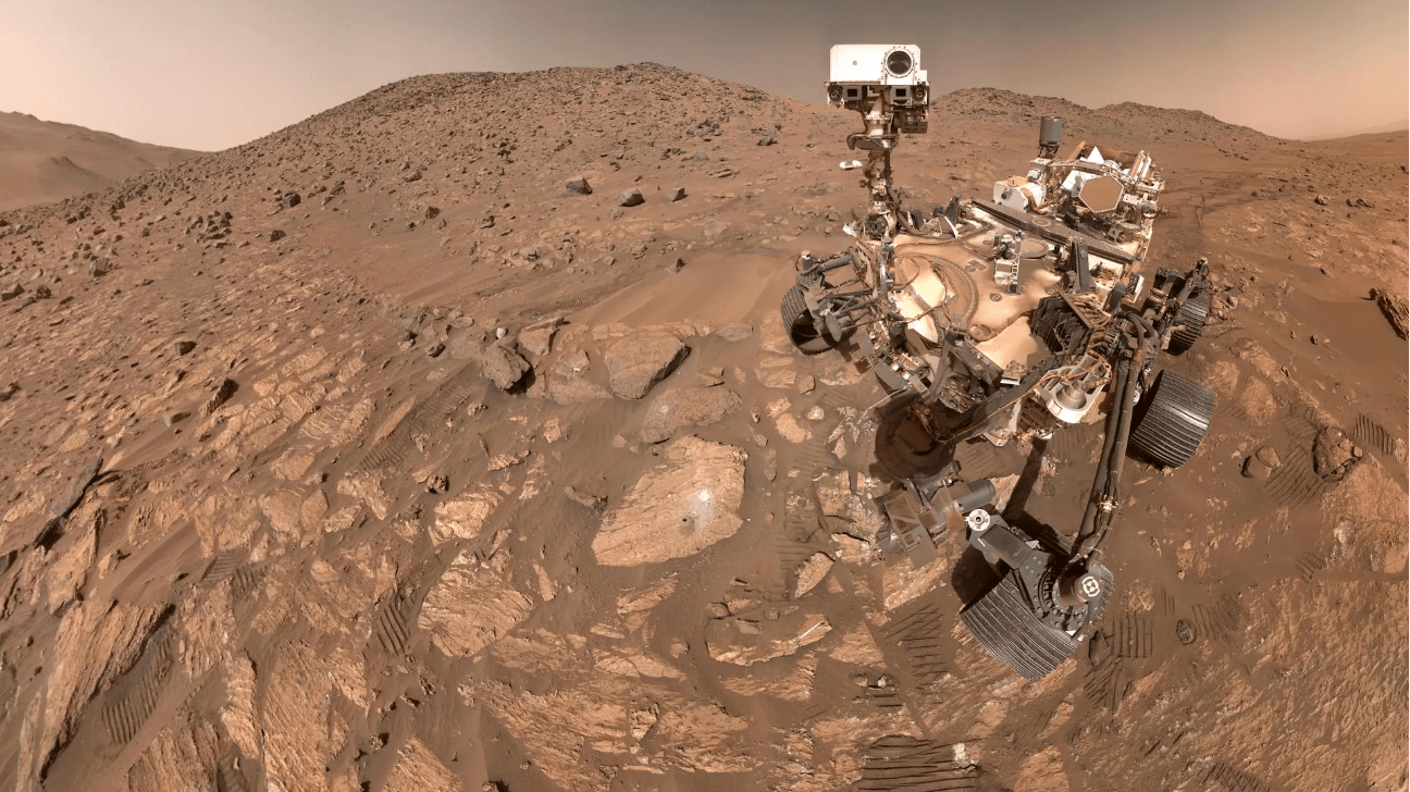 <em>The Perseverance rover next to the Cheyava Falls rock.</em>